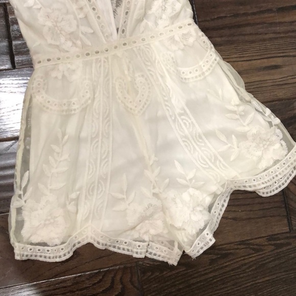She + Sky size medium lace romantic romper - Picture 5 of 5